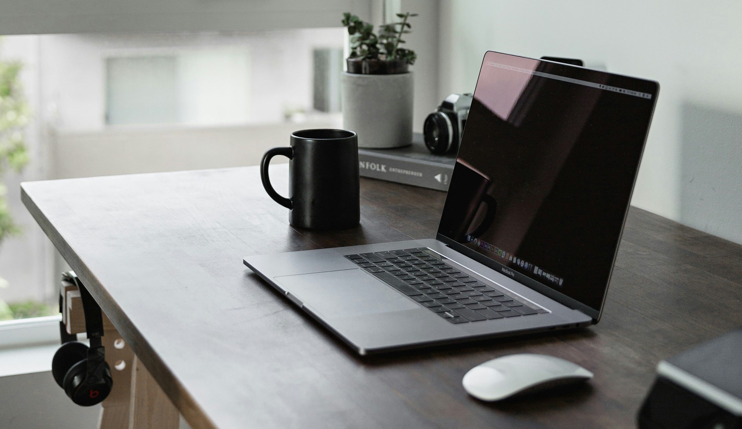 Desk with noise cancelling headphones.